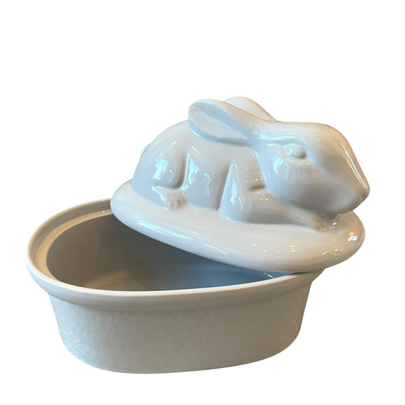 Zrike Brands Easter Bunny Rabbit Lidded Casserole Dish White Ceramic NEW - Picture 14 of 15